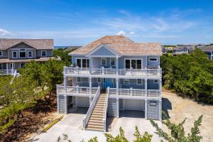una vista aérea de una casa en la playa en WE17 Benders Beach Bungalow, en Nags Head