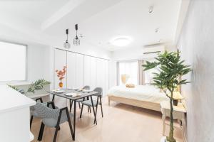 Postel nebo postele na pokoji v ubytování G新宿最中心 两室一厅 新宿三丁目车站4分 2 rooms Shinjuku center 4 mins to ST Max 7P 直达新宿 涉谷 表参道 池袋 上野 代代木 银座 原宿 品川