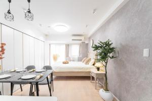 Postel nebo postele na pokoji v ubytování G新宿最中心 两室一厅 新宿三丁目车站4分 2 rooms Shinjuku center 4 mins to ST Max 7P 直达新宿 涉谷 表参道 池袋 上野 代代木 银座 原宿 品川