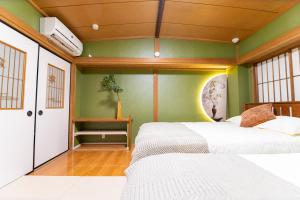 Postel nebo postele na pokoji v ubytování G新宿最中心 两室一厅 新宿三丁目车站4分 2 rooms Shinjuku center 4 mins to ST Max 7P 直达新宿 涉谷 表参道 池袋 上野 代代木 银座 原宿 品川