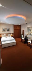 a large bedroom with a large bed and a desk at Skalla Hotel Nova Odessa in Nova Odessa