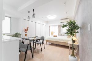 Postel nebo postele na pokoji v ubytování G新宿最中心 两室一厅 新宿三丁目车站4分 2 rooms Shinjuku center 4 mins to ST Max 7P 直达新宿 涉谷 表参道 池袋 上野 代代木 银座 原宿 品川