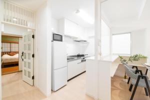 Kuchyň nebo kuchyňský kout v ubytování G新宿最中心 两室一厅 新宿三丁目车站4分 2 rooms Shinjuku center 4 mins to ST Max 7P 直达新宿 涉谷 表参道 池袋 上野 代代木 银座 原宿 品川