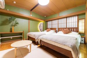 Postel nebo postele na pokoji v ubytování G新宿最中心 两室一厅 新宿三丁目车站4分 2 rooms Shinjuku center 4 mins to ST Max 7P 直达新宿 涉谷 表参道 池袋 上野 代代木 银座 原宿 品川