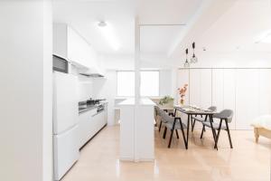 Kuchyň nebo kuchyňský kout v ubytování G新宿最中心 两室一厅 新宿三丁目车站4分 2 rooms Shinjuku center 4 mins to ST Max 7P 直达新宿 涉谷 表参道 池袋 上野 代代木 银座 原宿 品川
