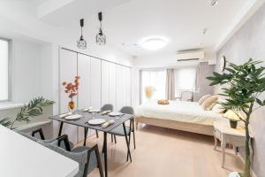 Postel nebo postele na pokoji v ubytování G新宿最中心 两室一厅 新宿三丁目车站4分 2 rooms Shinjuku center 4 mins to ST Max 7P 直达新宿 涉谷 表参道 池袋 上野 代代木 银座 原宿 品川