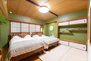 Postel nebo postele na pokoji v ubytování G新宿最中心 两室一厅 新宿三丁目车站4分 2 rooms Shinjuku center 4 mins to ST Max 7P 直达新宿 涉谷 表参道 池袋 上野 代代木 银座 原宿 品川