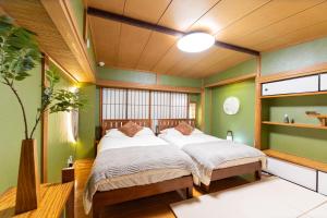 Postel nebo postele na pokoji v ubytování G新宿最中心 两室一厅 新宿三丁目车站4分 2 rooms Shinjuku center 4 mins to ST Max 7P 直达新宿 涉谷 表参道 池袋 上野 代代木 银座 原宿 品川