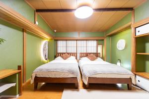 Postel nebo postele na pokoji v ubytování G新宿最中心 两室一厅 新宿三丁目车站4分 2 rooms Shinjuku center 4 mins to ST Max 7P 直达新宿 涉谷 表参道 池袋 上野 代代木 银座 原宿 品川