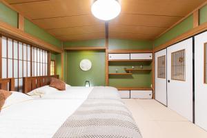 Postel nebo postele na pokoji v ubytování G新宿最中心 两室一厅 新宿三丁目车站4分 2 rooms Shinjuku center 4 mins to ST Max 7P 直达新宿 涉谷 表参道 池袋 上野 代代木 银座 原宿 品川