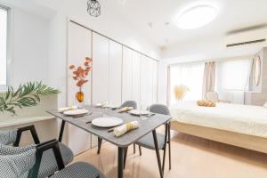Postel nebo postele na pokoji v ubytování G新宿最中心 两室一厅 新宿三丁目车站4分 2 rooms Shinjuku center 4 mins to ST Max 7P 直达新宿 涉谷 表参道 池袋 上野 代代木 银座 原宿 品川