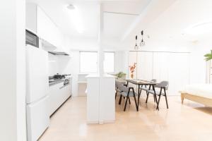 Kuchyň nebo kuchyňský kout v ubytování G新宿最中心 两室一厅 新宿三丁目车站4分 2 rooms Shinjuku center 4 mins to ST Max 7P 直达新宿 涉谷 表参道 池袋 上野 代代木 银座 原宿 品川 + 36 fotografií