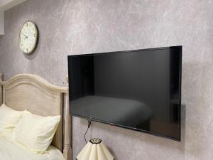 TV a/nebo společenská místnost v ubytování G新宿最中心 两室一厅 新宿三丁目车站4分 2 rooms Shinjuku center 4 mins to ST Max 7P 直达新宿 涉谷 表参道 池袋 上野 代代木 银座 原宿 品川