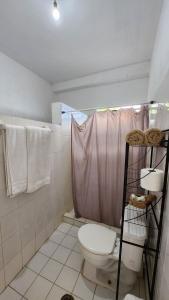 叶莱巴Villas Santa Cecilia Villa Sebas en Yelapa的浴室设有卫生间和粉红色的淋浴帘