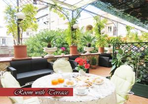stół z talerzem jedzenia na patio w obiekcie Bed & Breakfast Medea w mieście Neapol