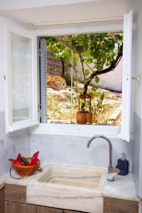 un lavello con finestra sopra di Anezo's Exceptional View a Spetses