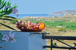 a bowl of fruit sitting on top of a wall at Naxos Filoxenia Hotel in Galini