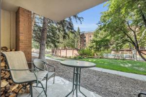 eine Terrasse mit Tisch und Stühlen und ein Garten in der Unterkunft 2BR Condo Walk to Ski Lift Downtown in Park City