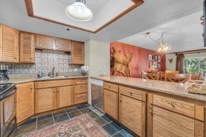 eine Küche mit Holzschränken und ein Esszimmer in der Unterkunft 2BR Condo Walk to Ski Lift Downtown in Park City + 22 Fotos