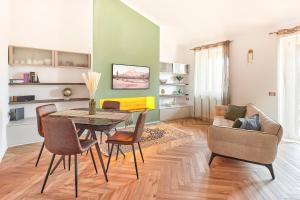 a living room with a table and chairs and a couch at Eco Chic in Monza