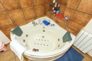 a bath tub in a bathroom with a toilet at La cabaña del cañón in Vadillo