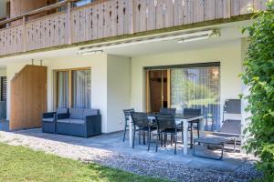 Patio alebo iná vonkajšia časť ubytovania Chalet Apartments Iseltwald
