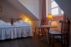 En eller flere senge i et værelse på Hotel Kysten
