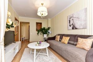 a living room with a couch and a table at 2 kambarių apartamentai su virtuve, Trakų miesto centre in Trakai
