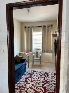 a living room with a blue couch and a table at Apartamento Centro SerraNegra in Serra Negra