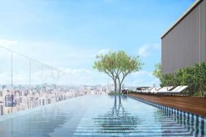 uma piscina com uma cidade ao fundo em Studio Especial Moema pra você! em São Paulo