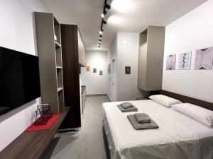 um quarto com uma cama grande e uma TV em Studio Especial Moema pra você! em São Paulo