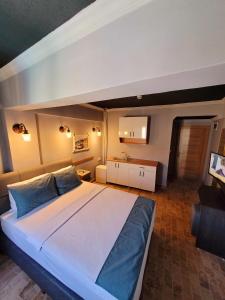 una grande camera da letto con un grande letto in una stanza di City Park Suites City Center Corlu a Corlu Altre 41 foto