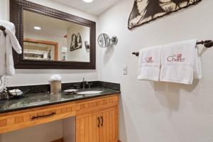un baño con lavabo y espejo en The Charter at Beaver Creek D275, en Beaver Creek