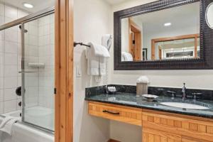 Un baño con lavabo, ducha y espejo. en The Charter at Beaver Creek D275, en Beaver Creek