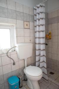 Koupelna v ubytování Port Alley - Old Port Chania -Pet Friendly + 20 fotografií