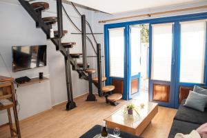 TV a/nebo společenská místnost v ubytování Port Alley - Old Port Chania -Pet Friendly