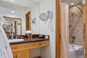 un baño con lavabo y ducha en The Charter at Beaver Creek D315, en Beaver Creek