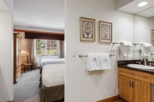 Habitación de hotel con cama y baño con lavabo en The Charter at Beaver Creek D315, en Beaver Creek