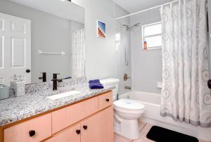 Et badeværelse på Simple house 5 beds 4 baths near Beach + 38 billeder