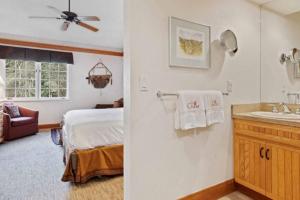 Un dormitorio con una cama y un baño con lavabo. en The Charter at Beaver Creek D415, en Beaver Creek