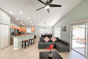 Køkken eller tekøkken på Simple house 5 beds 4 baths near Beach