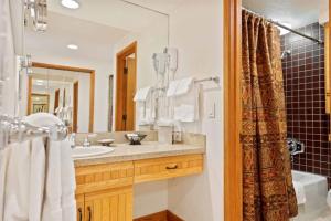 Un baño con lavabo, bañera y ducha. en The Charter at Beaver Creek D415, en Beaver Creek