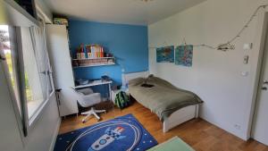 una stanza con un letto, una scrivania e una sedia di Villa avec piscine By Platinum Homes- capacité 8 personnes - Heillecourt a Heillecourt