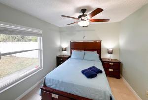 En eller flere senge i et værelse på Simple house 5 beds 4 baths near Beach