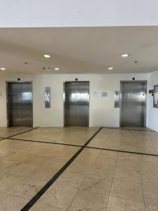 een kamer met drie liften in een gebouw bij Casablanca on the beach in Miami Beach +7 foto's