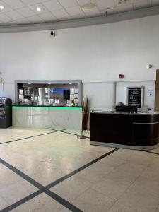 een restaurant met een bar in een kamer bij Casablanca on the beach in Miami Beach