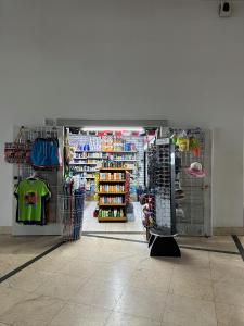 een winkelgang met een kledingwinkel met een winkel bij Casablanca on the beach in Miami Beach