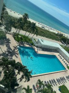 een bovenaanzicht van een zwembad naast het strand bij Casablanca on the beach in Miami Beach
