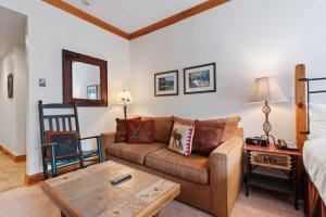 una sala de estar con un sofá y una mesa en The Charter at Beaver Creek D225, en Beaver Creek