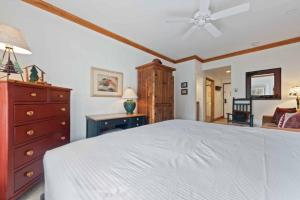 1 dormitorio con 1 cama, vestidor y ventilador de techo en The Charter at Beaver Creek D225, en Beaver Creek